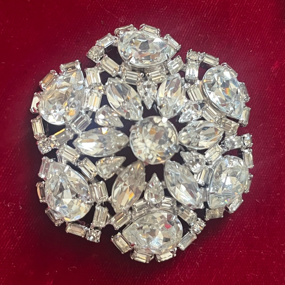 •vintage• rhinestone brooch